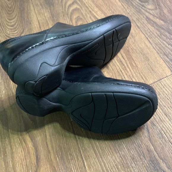 Patagonia black leather slip on clogs comfort shoes size 7.5 - Picture 4 of 6
